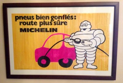 une photo d'une affiche accrochée au mur d'un restaurant