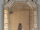 un miroir accroché au mur, devant lequel une personne prend une photo