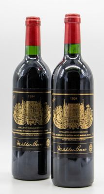 deux bouteilles de vin rouge posées l'une à côté de l'autre sur une surface blanche
