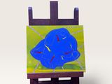 tableau sur chevalet représentant un poisson bleu sur fond jaune