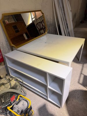 une table blanche sur laquelle est posé un miroir, dans une pièce