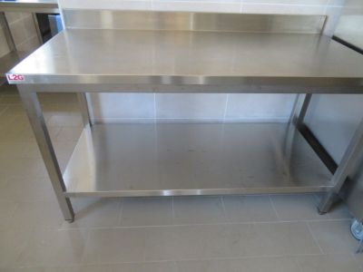 une table en acier inoxydable au milieu d'une cuisine