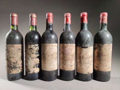 six bouteilles de vin sont alignées sur une table