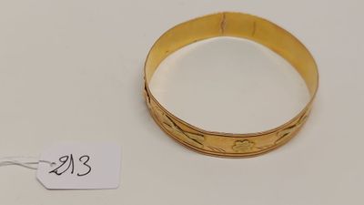 gros plan d'un bracelet en or portant une étiquette de prix
