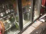 une vitrine remplie de bouteilles d'alcool sur le trottoir