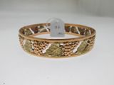 gros plan d'un bracelet sur une surface blanche