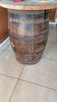 2 tonneaux et plateaux en bois formant tables hautes. (photo 2)