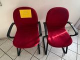deux chaises rouges placées l'une à côté de l'autre sur un sol carrelé