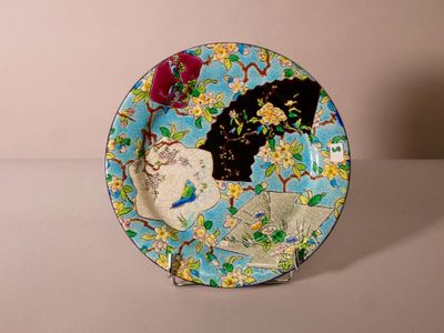 une assiette avec l'image d'une femme et d'un oiseau
