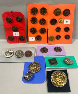 Plusieurs types de pièces sont exposés dans une vitrine.