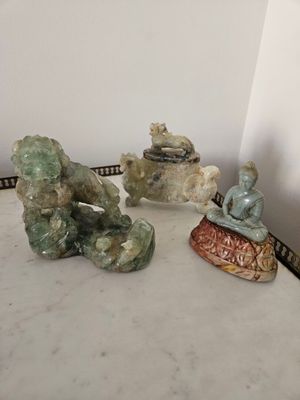 trois figurines posées les unes à côté des autres sur une table