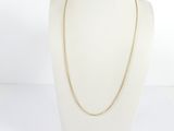 un collier à chaîne en or sur un mannequin mannequin mannequin mannequin mannequin mannequin mannequin mannequin mannequin mannequin