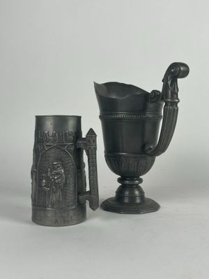 deux vases placés l'un à côté de l'autre sur une table