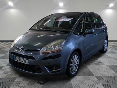 la photo d'une petite voiture bleue garée dans un garage