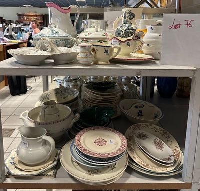de nombreuses assiettes et bols sur une étagère dans un magasin