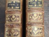 deux vieux livres posés sur une table