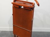 une armoire en bois sur laquelle est accroché un cintre