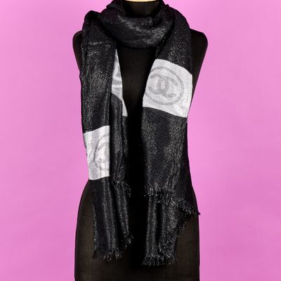 une écharpe noire et blanche sur un mannequin, un mannequin, un mannequin, un mannequin, un mannequin, un mannequin, un mannequin, un mannequin, un mannequin, un mannequin, un mannequin, un mannequin, un mannequin, un mannequin, un mannequin, un mannequin, un mannequin, un mannequin, un mannequin, un mannequin, un mannequin, un mannequin, un mannequin, un mannequin, un mannequin, un mannequin, un mannequin, un mannequin, un mannequin, un mannequin, un mannequin, un mannequin, un mannequin,