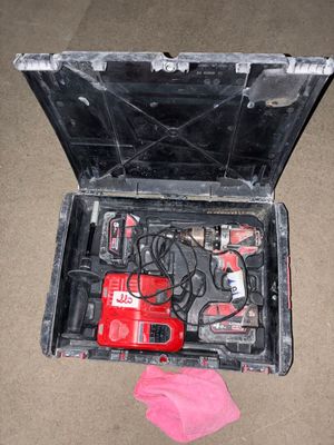une boîte à outils avec des outils à l'intérieur sur le sol