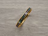 un gros plan sur une bague en or sertie de diamants bleus et roses