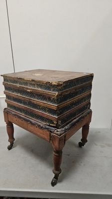 Tabouret de commodités gainé de papier polychrome, les pieds…