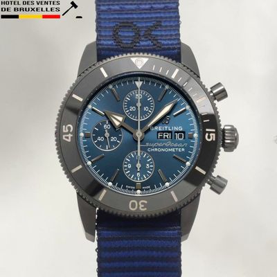un gros plan d'une montre au cadran bleu