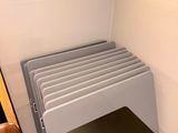 un radiateur situé dans un coin de la pièce, près d'un mur