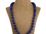 Collier de perles de lapis-lazuli et de perles de verre bleues sur un mannequin