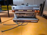 une machine posée sur le sol de la pièce
