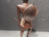 statue d'un homme tenant un bouclier dans chaque main