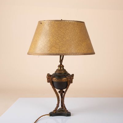 an image of a lamp that is sitting on a table
