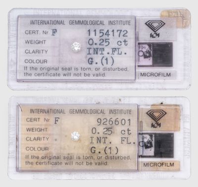 deux étiquettes d'identification reliées l'une à l'autre