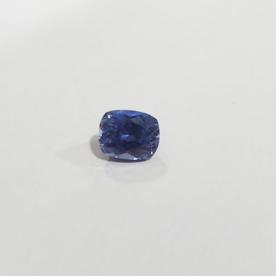 une pierre de saphir bleu sur une surface blanche