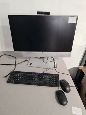 un bureau équipé d'un clavier et d'un écran