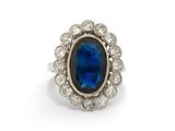une bague à grappes de saphirs et de diamants