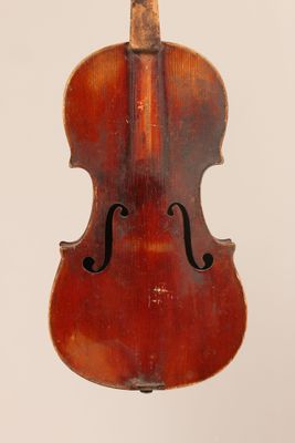 un vieux violon posé sur une surface blanche
