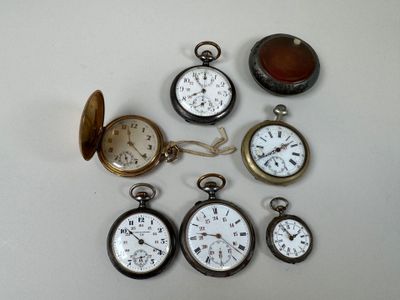 de nombreux types de montres de poche sur la table