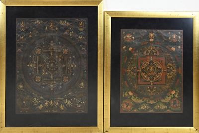deux reproductions encadrées d'une peinture bouddhiste exposées dans un musée