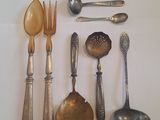 de nombreuses cuillères, fourchettes et cuillères-fourchettes disposées sur une table