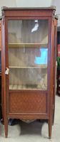 10563-22 / CH / Vitrine en placage, marqueterie d'acajou et …