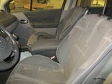 une photo d'une voiture sale qui a besoin d'être nettoyée