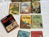 un grand nombre de livres posés sur une table