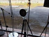 de nombreuses lampes posées sur un trépied près d'une fenêtre