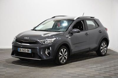 Le SUV gris est garé sur un sol en carrelage à damier.