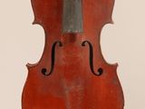 gros plan d'un violon avec un archet sur fond blanc