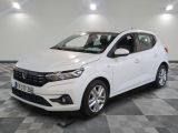 la voiture blanche est garée sur le sol à carreaux d'un garage