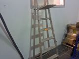 une échelle adossée au mur d'une pièce
