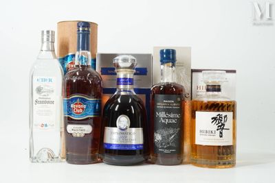 de nombreux types de bouteilles d'alcool sur la table
