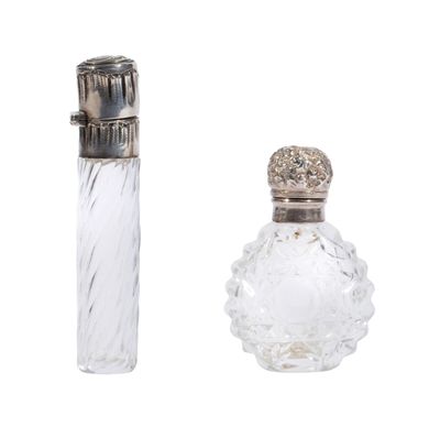 une petite bouteille en verre avec un bouchon argenté, à côté d'une autre petite bouteille en verre avec un bouchon argenté