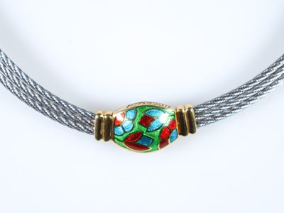 un collier composé d'une perle en verre multicolore montée sur un fil d'argent
